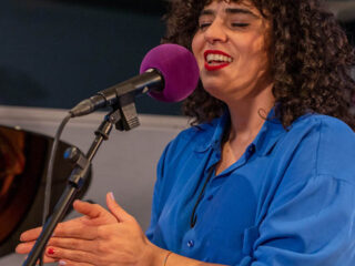 Zangeres Meral Polat in actie voor ramp Turkije en Syrië