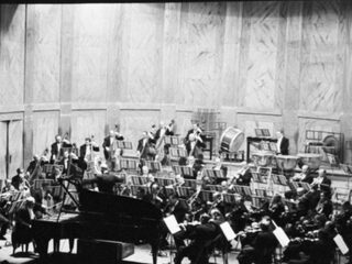 Musici van New York Philharmonic en Met Orchestra spelen bij uitdelen voedselpakketten