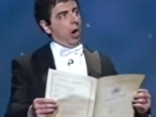 Hilarisch: Rowan Atkinson zingt Beethovens Ode to Joy