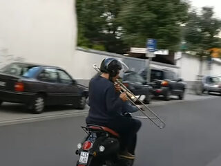 VIDEO: Dit krijg je als je een trombone en een scooter combineert