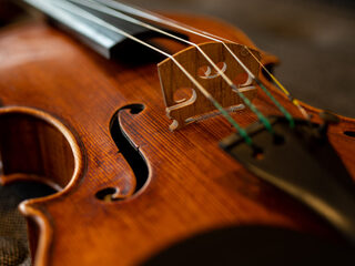 Geef instrumenten aan gevluchte Oekraïense musici