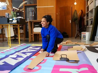Rotterdamse concertzaal de Doelen laat lokale ondernemer tassen maken van oude banners