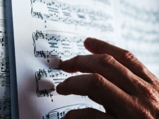 De stressvolle taak van een bladomslaander