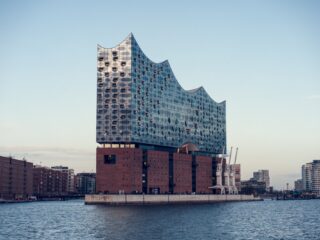 Elbphilharmonie neemt YouTuber Nahre Sol in dienst