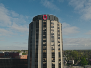 Deze muziek van Cornel Wilczek en Thomas Rouch hoor je in de HBO-documentaire 'Surviving Ohio State'