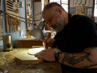 Gedetineerden bouwen violen met hout afkomstig van migrantenboten