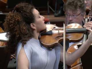 Liza Ferschtman schittert in The Lark Ascending van Vaughan Williams