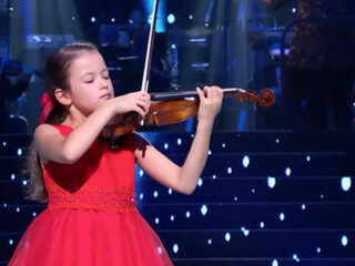 9-jarige violist speelt 'Zomer' uit 'De Vier Jaargetijden' van Max Richter