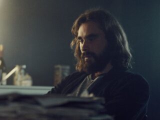 Deze muziek van Rutger Hoedemaekers  hoor je in de Belgische tv-serie 'Moresnet'