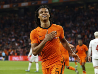 Voetballer Nathan Aké doneert piano's aan scholen in Manchester