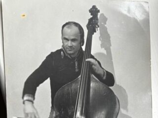 Contrabassist volgt voorbeeld Paul McCartney en hervat na 46 jaar zoektocht gestolen bas