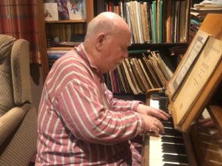 Britse pianist (83) met dementie krijgt koninklijke onderscheiding