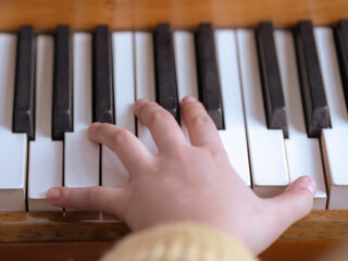 Kun je beter pianospelen met grotere handen?