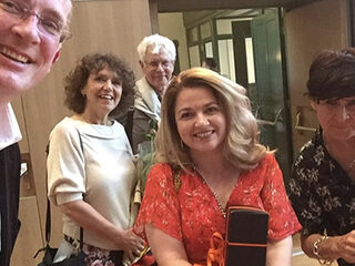 Poëzie-muziekbundel ’t Liefste Kind levert 12.500 euro op voor Stichting Beschermde Wieg