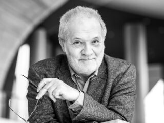 Peter Eötvös (1944-2024): 'Je dirigeert eigenlijk niet met je handen, maar met je buik'