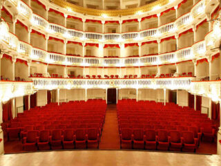 Historisch theater in Napels verwoest door brand