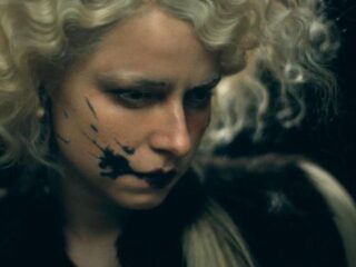 Deze muziek van Hildur Guðnadóttir hoor je in de monsterfilm 'The Bride'