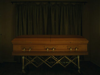 Deze muziek van Daniel Pemberton en Adem Ilhan hoor je in de documentaireserie 'The Mortician'