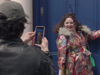 Deze muziek van Luis Felber en Matt Allchin hoor je in de Netflix-serie 'Too Much'