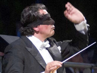 Geblinddoekt protest van dirigent Veronesi blijft niet zonder gevolgen