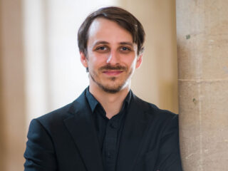 Dirigent Benjamin Goodson en Groot Omroepkoor verlengen samenwerking