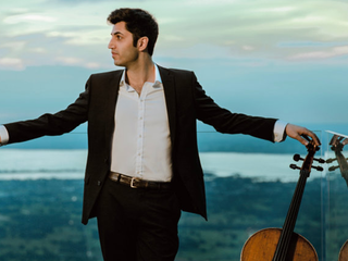 Cellist Kian Soltani vertelt in Podium over de wereldpremière van het nieuwe celloconcert van Aftab Darvishi, 'In Absence'