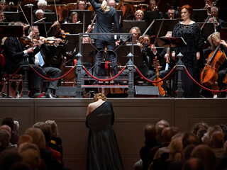 Karina Canellakis dirigeert Kát’a Kabanová