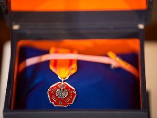 Daphne Wassink, voorzitter van Koornetwerk Nederland, ontvangt Zilveren Anjer