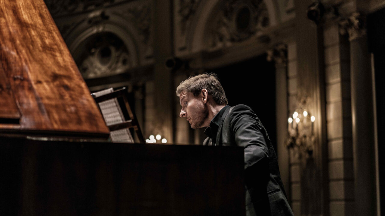 Bezuidenhout speelt Bach op klavecimbel