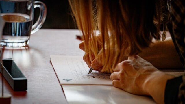 Hoeveel fout heb jij? Lees hier de nakijkinstructie van het Groot Dictee der Nederlandse Taal 2023
