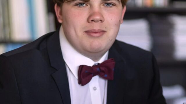 Zeventienjarige tenor Door van Bergen wint Frans operaconcours