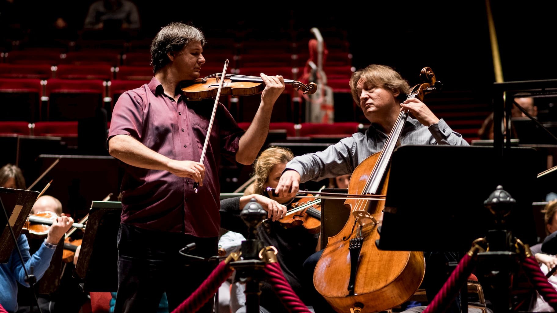 Repetitie van Brahms Dubbelconcert met concertmeester Liviu Prunaru en cello-aanvoerder Gregor Horsch onder leiding van dirigent Andris Nelsons. foto: Renske Vrolijk/Royal Concertgebouw Orchestra