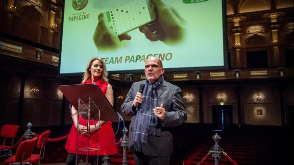 Aaltje en Jaap van Zweeden presenteren Stichting Papageno