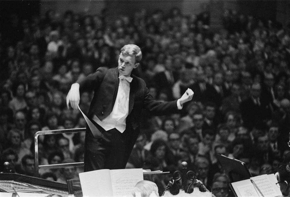 Edo de Waart dirigeert het Concertgebouworkest in 1966