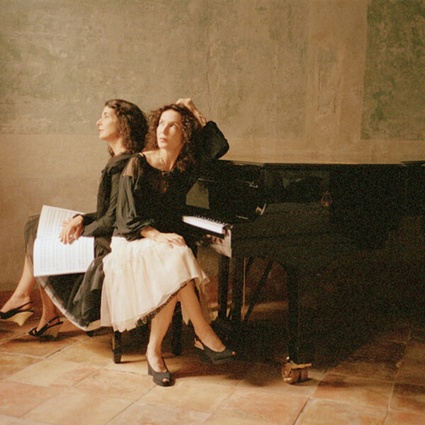 Pianoduo Labèque speelt Bruch