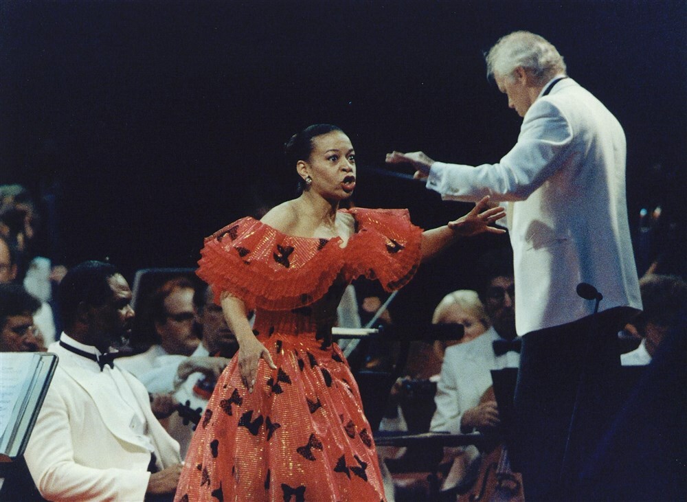 Edo de Waart en sopraan Roberta Alexander treden samen op. Ooit waren zij getrouwd. Inmiddels zijn ze gescheiden en beiden hertrouwd.