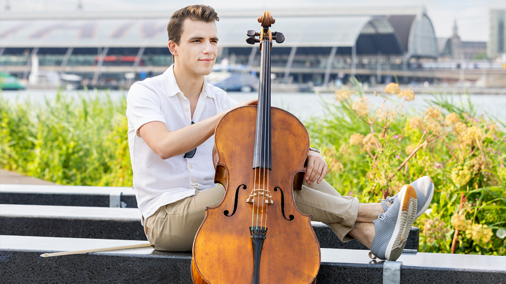 Anton Spronk met zijn cello