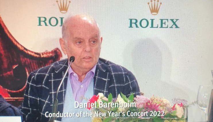 Dirigent Daniel Barenboim spreekt tijdens de persconferentie over het Nieuwjaarsconcert 2022 in Wenen.