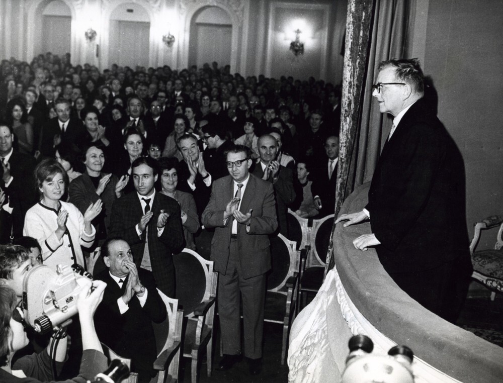 Sjostakovitsj neemt ontvangst in applaus ter gelegenheid van zijn zestigste verjaardag in 1966