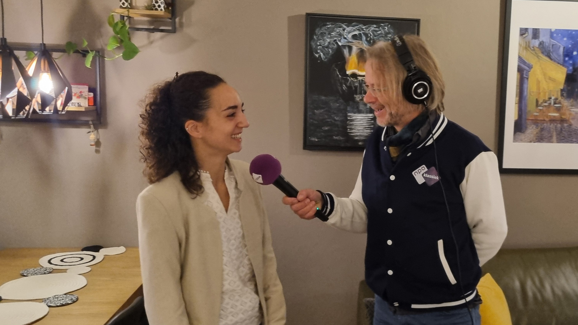 Hans Smit interviewt cellist en schilder Gloria Exposito Perez