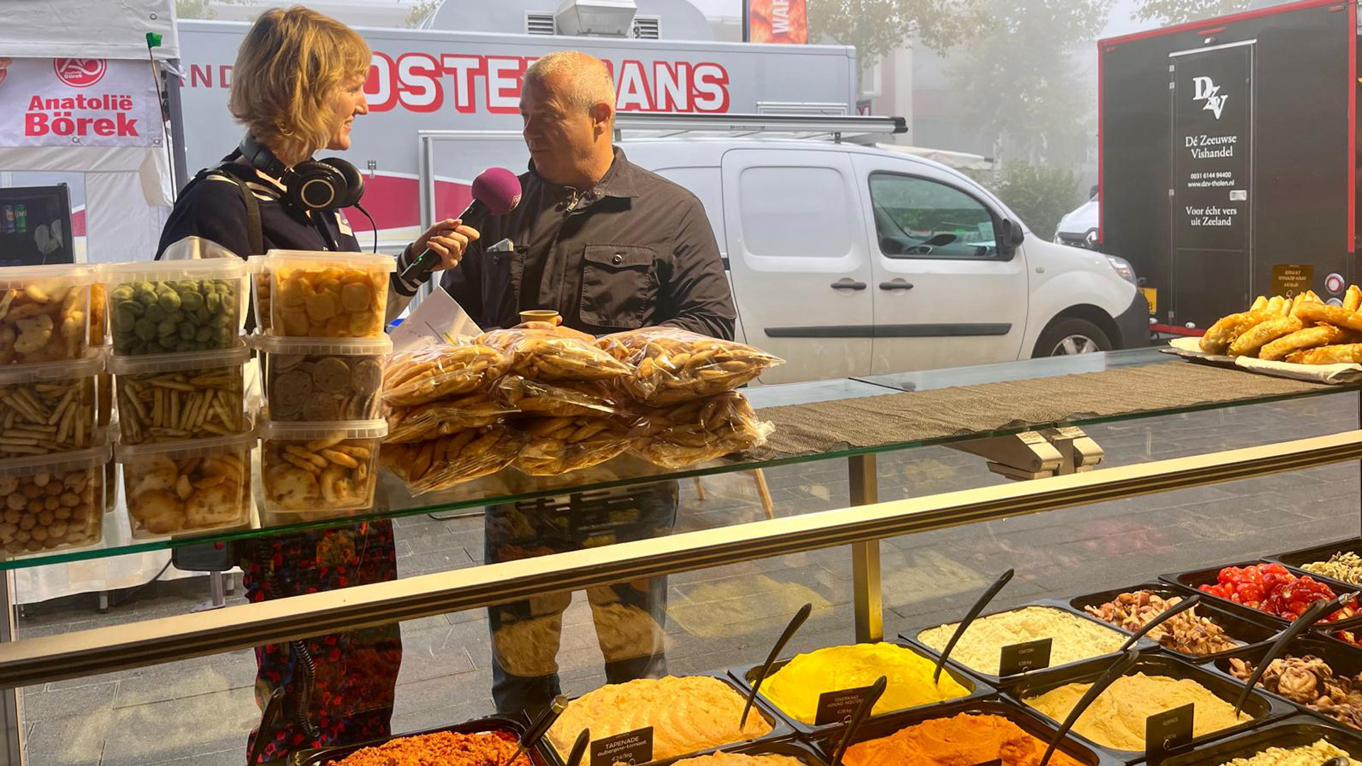 Beitske interviewt Guy op de Boerenmarkt in Mortsel