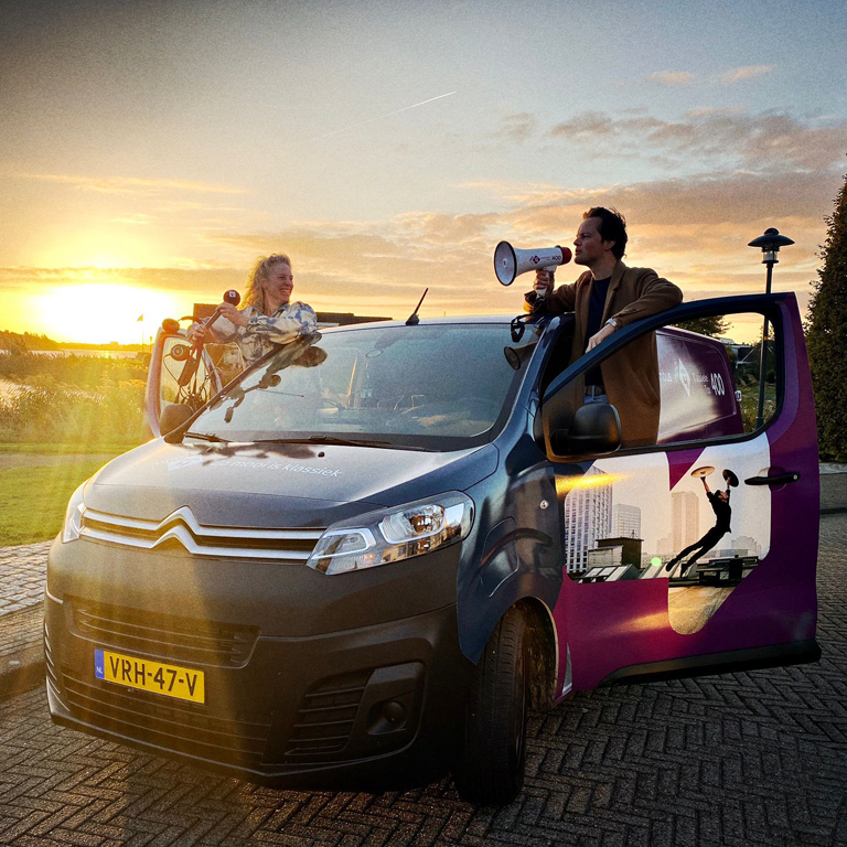 Carine Lacor en Sander Zwiep met de Klassieke Top 400 Stembus.
