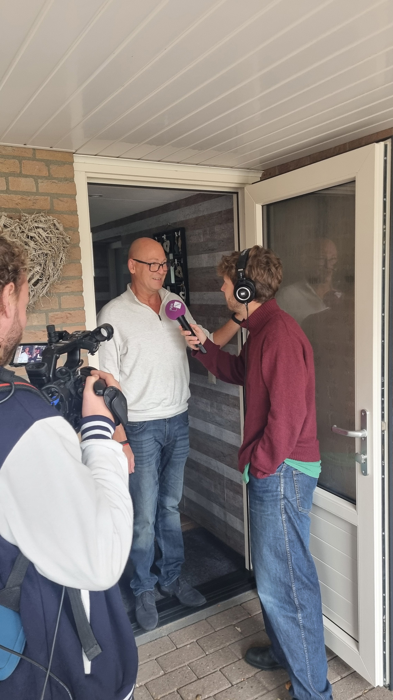Jan in gesprek met één van de bewoners van de Händellaan in Voorthuizen