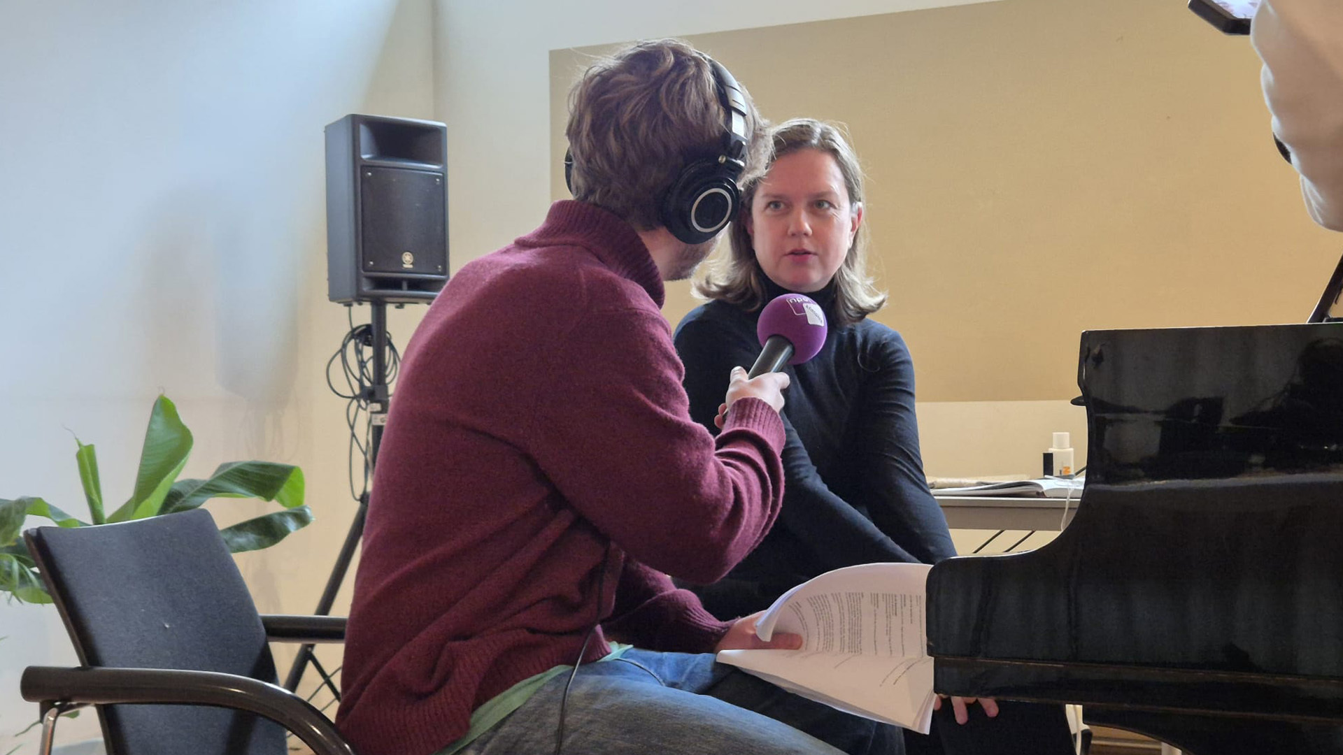 Jan van Poppel interviewt pianist Helena Basilova aan de vleugel
