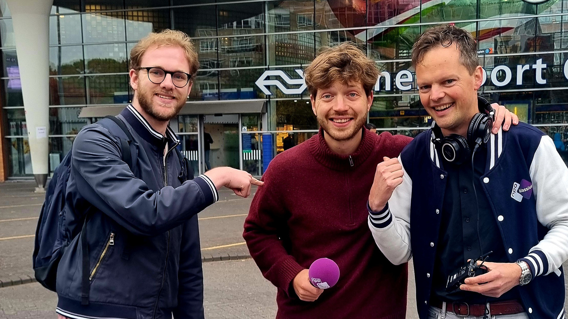 Jan en Sander worden bij Station Amersfoort aangetikt door Tijn