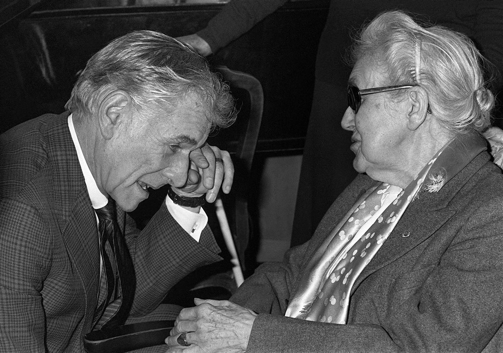 Leonard Bernstein diep ontroerd in gesprek met zijn docent Nadia Boulanger