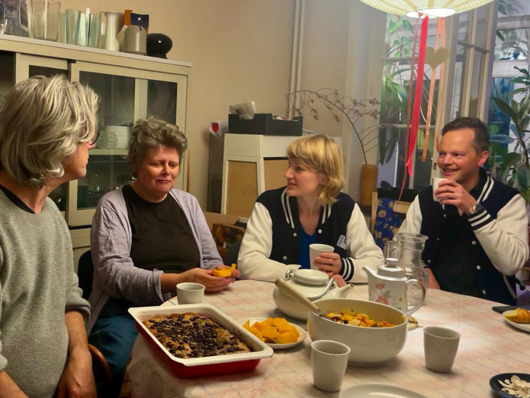 Beitske de Jong en Sander Zwiep schuiven aan bij het ontbijt bij luisteraar Simone