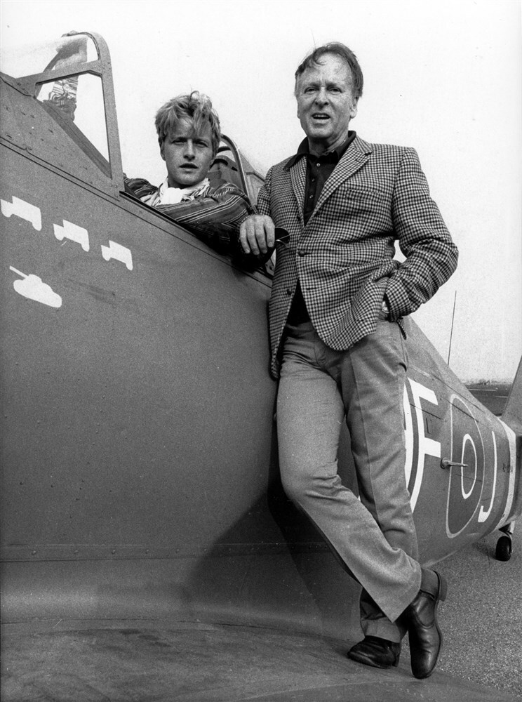 Erik Hazelhoff Roelfzema (rechts) met Rutger Hauer (links), die hem speelde in de film Soldaat van Oranje.