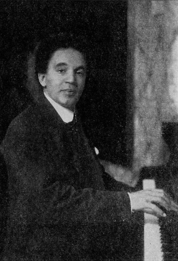 Componist Samuel Colerdige Taylor speelt piano en kijkt op in de camera