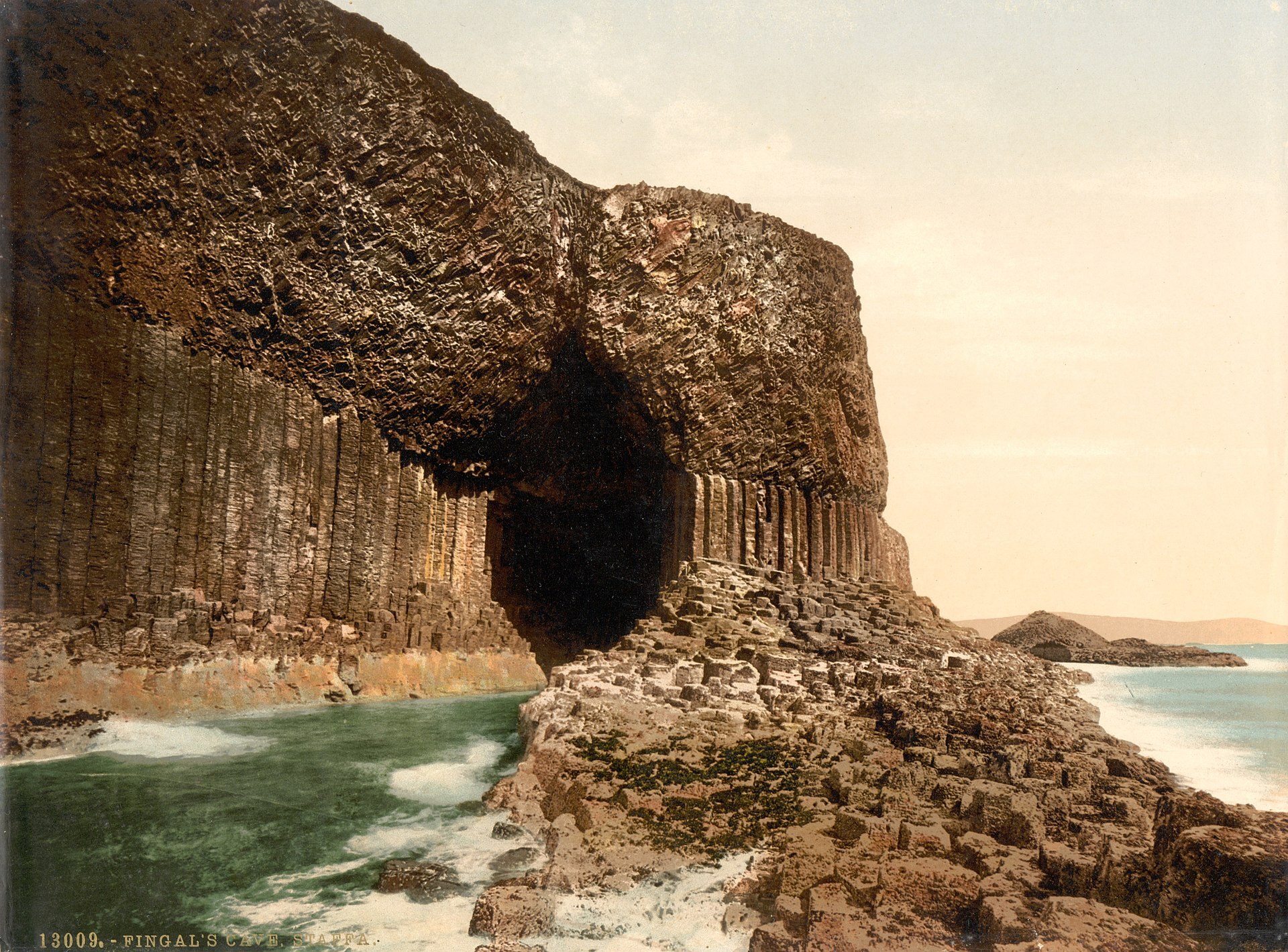 De ingang van Fingal's Cave in Schotland.